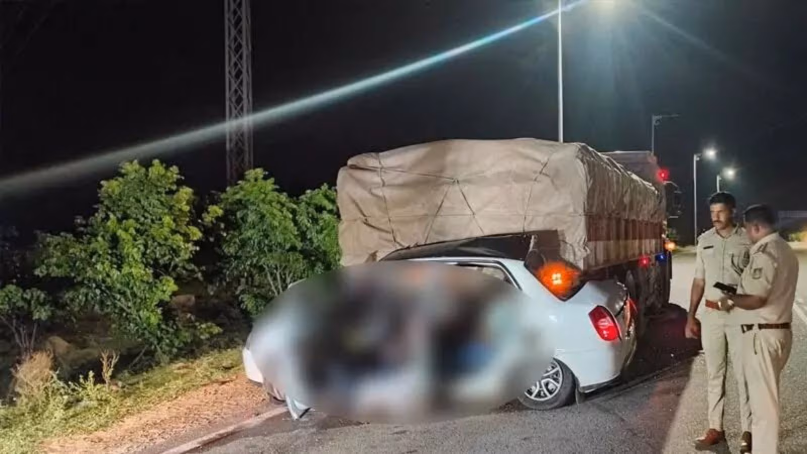 5 friends returning from Bakrid feast die after tyre burst crash in Karnataka