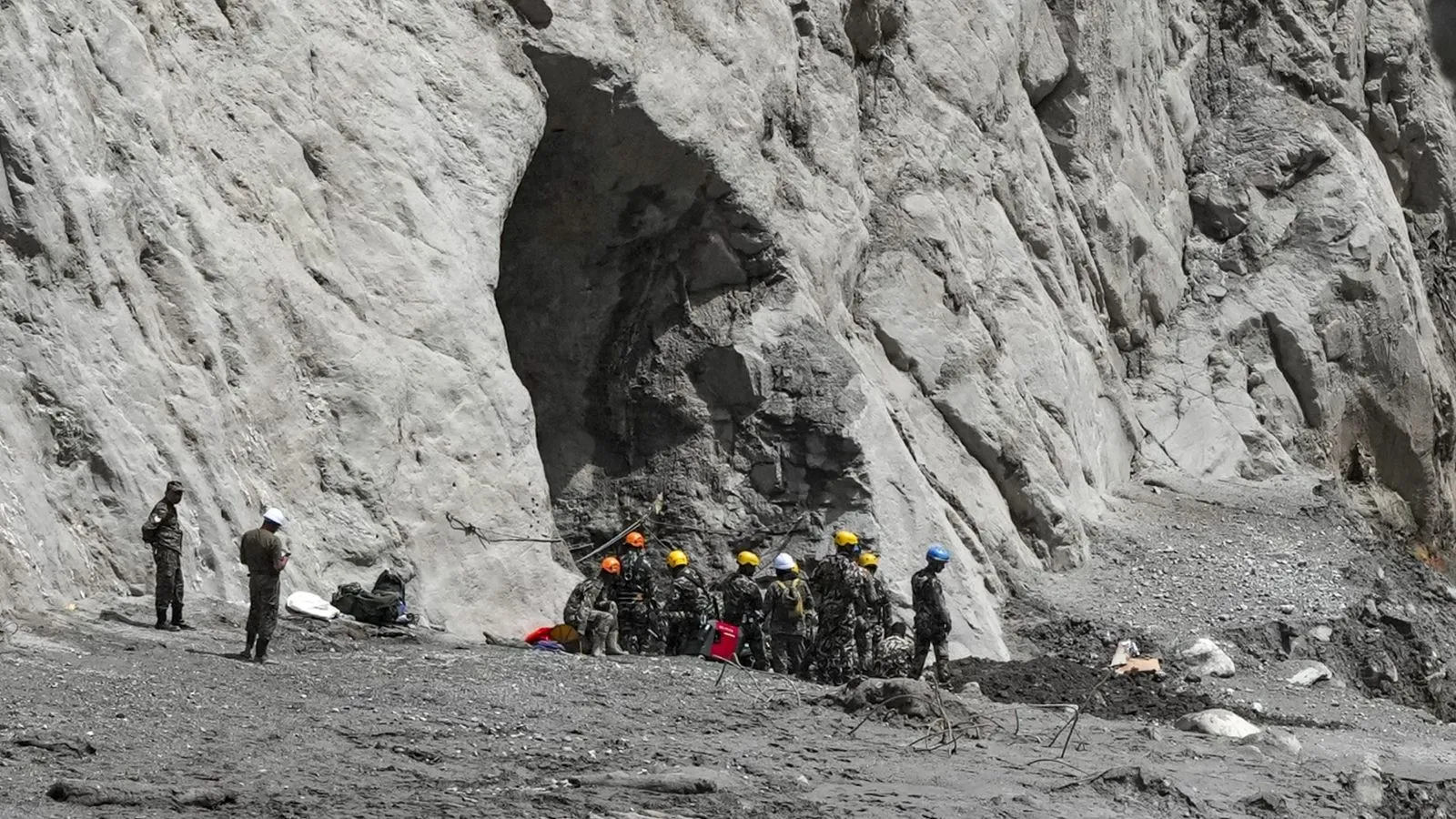 Nepal floods: Death toll crosses 1,000 as rescuers race into tunnels | 10 updates