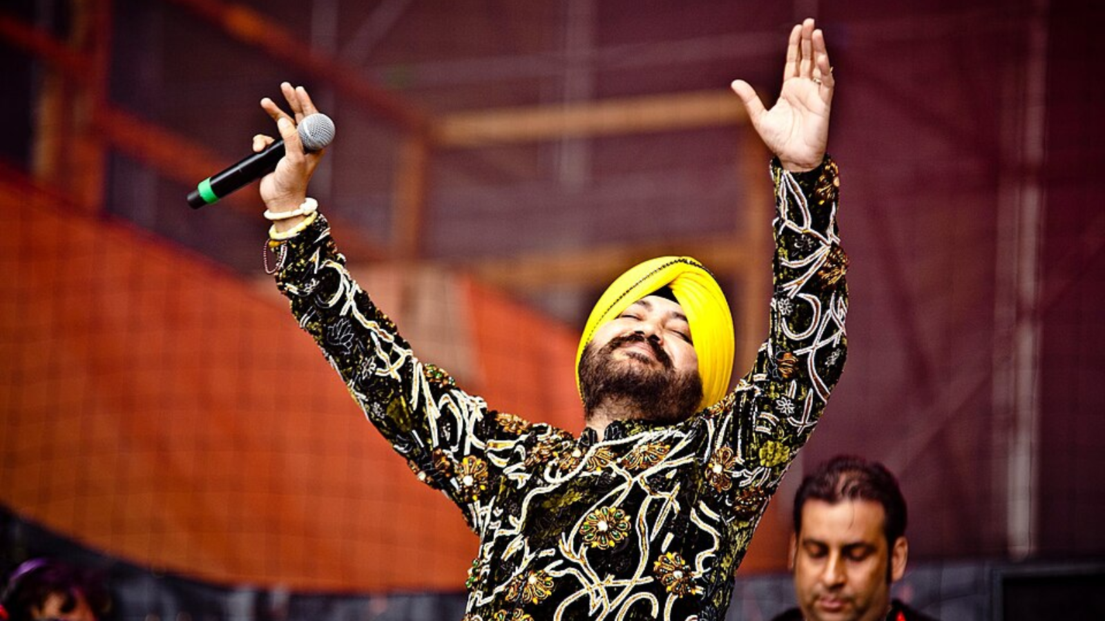 Uttarakhand minister interrupts Daler Mehndi on stage, alleges singer was drunk