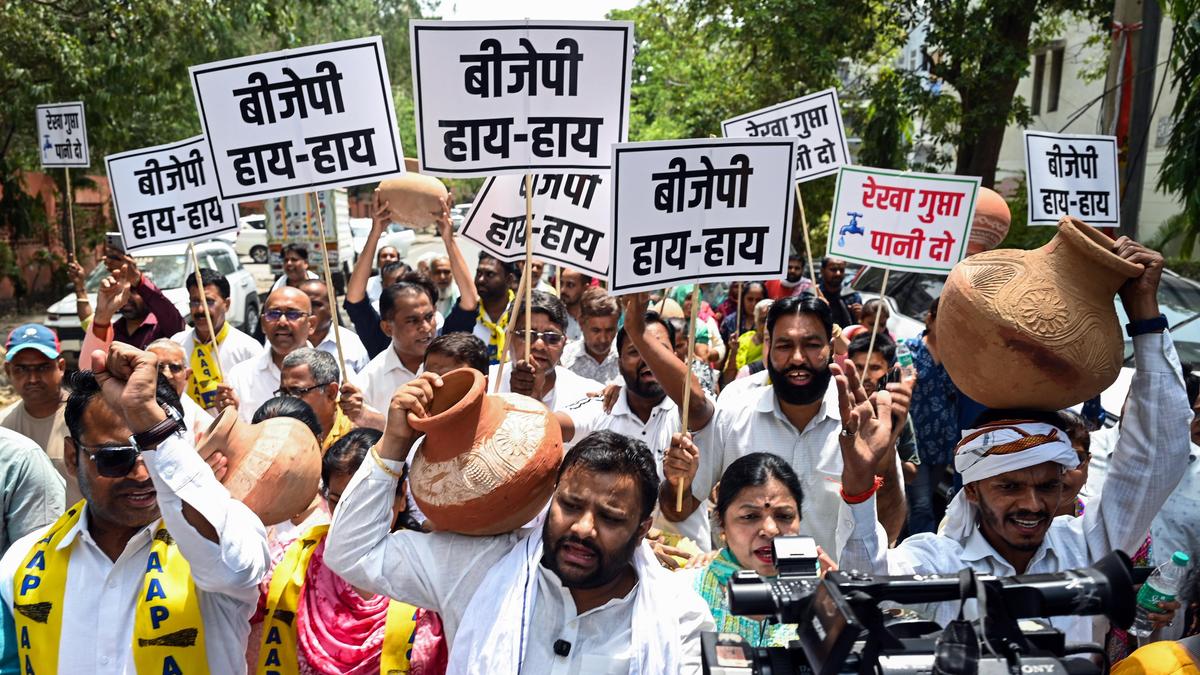 AAP accuses BJP govt. of failing to provide water, stages protest