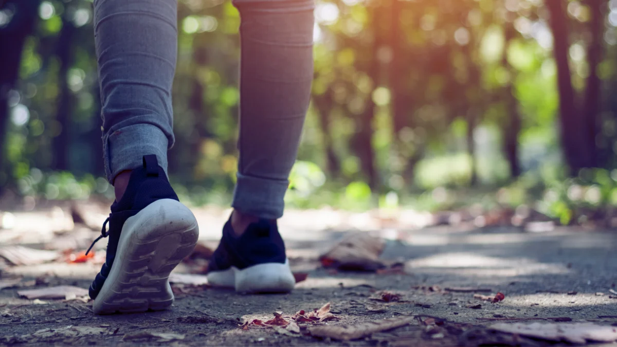 How Many Steps a Day Does It Take to Sharpen Your Attention? A 14-Year Study Hints at The Range - ScienceAlert